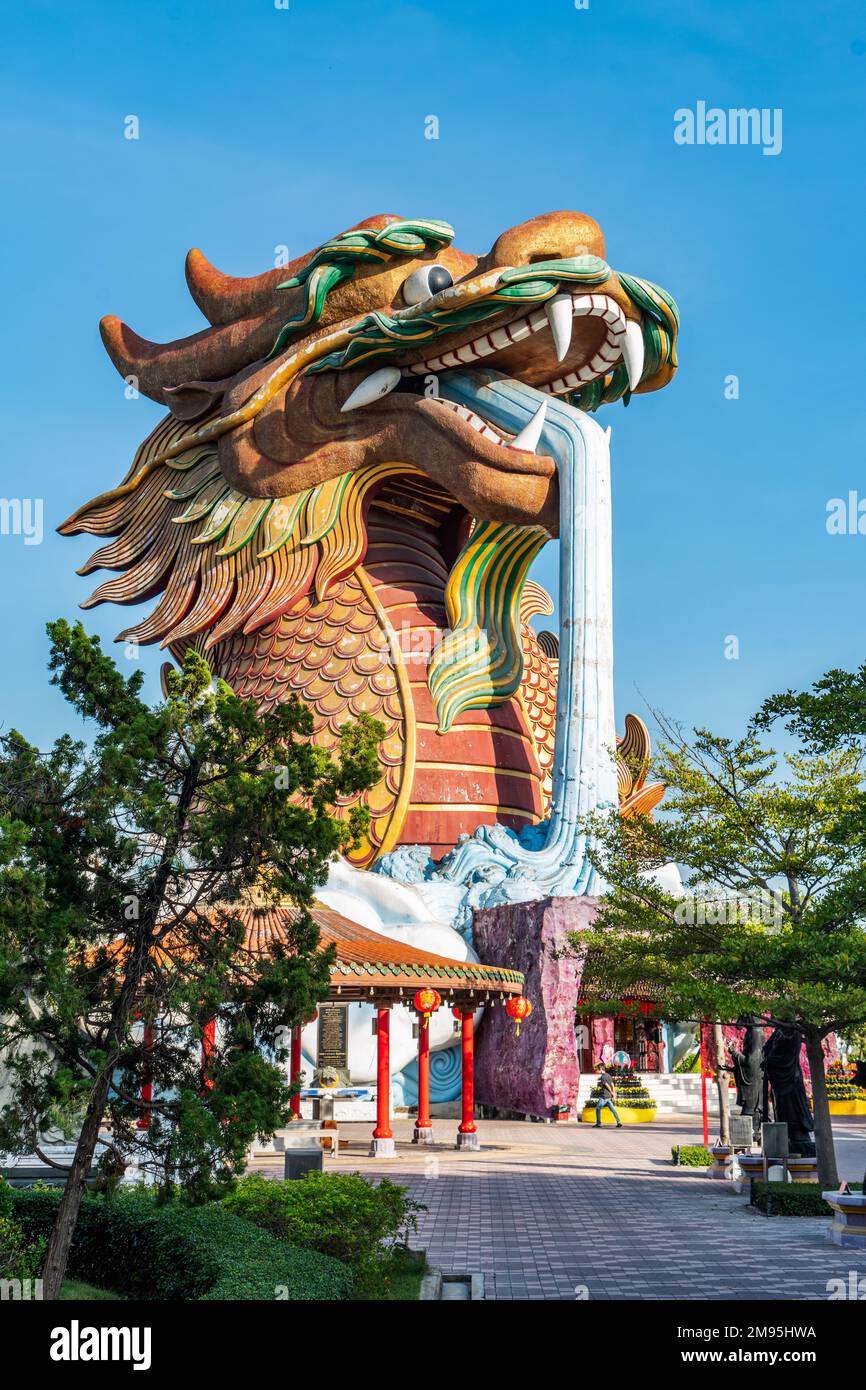 Suphan Buri, Thailandia - 24 gennaio 2023: Il grande edificio del drago nel Parco Heavenly Dragon del Santuario della colonna della città di Suphan Buri. Vista dal giardino. Foto Stock