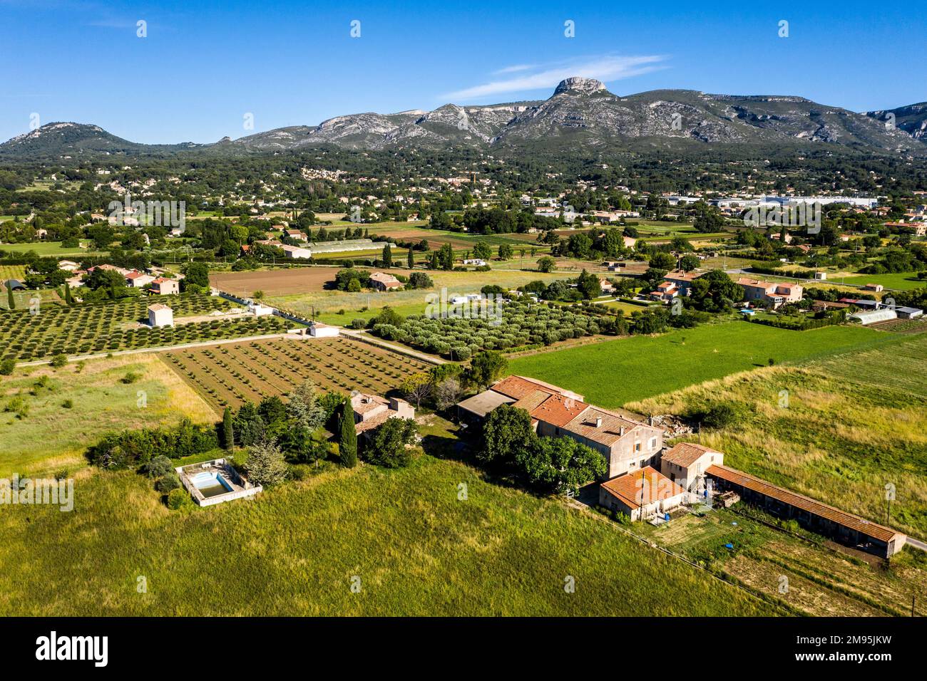 Aubagne (Francia sud-orientale): Veduta aerea di una zona agricola ai margini della città, con un parco industriale e il massiccio del Garlaban nel di Foto Stock