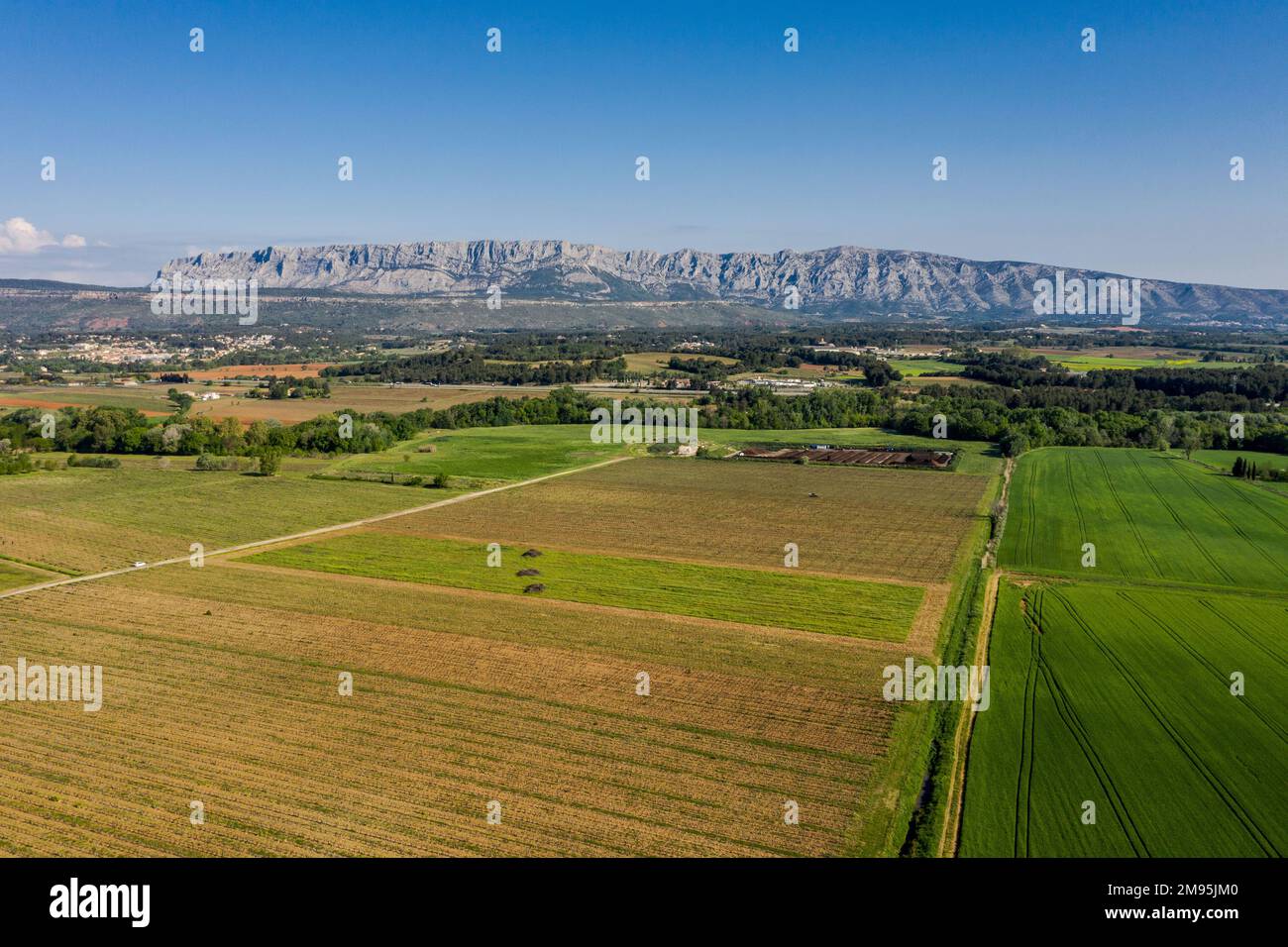 Trets (Francia sud-orientale): Vista aerea della pianura agricola con il Monte di Sainte-Victoire sullo sfondo Foto Stock