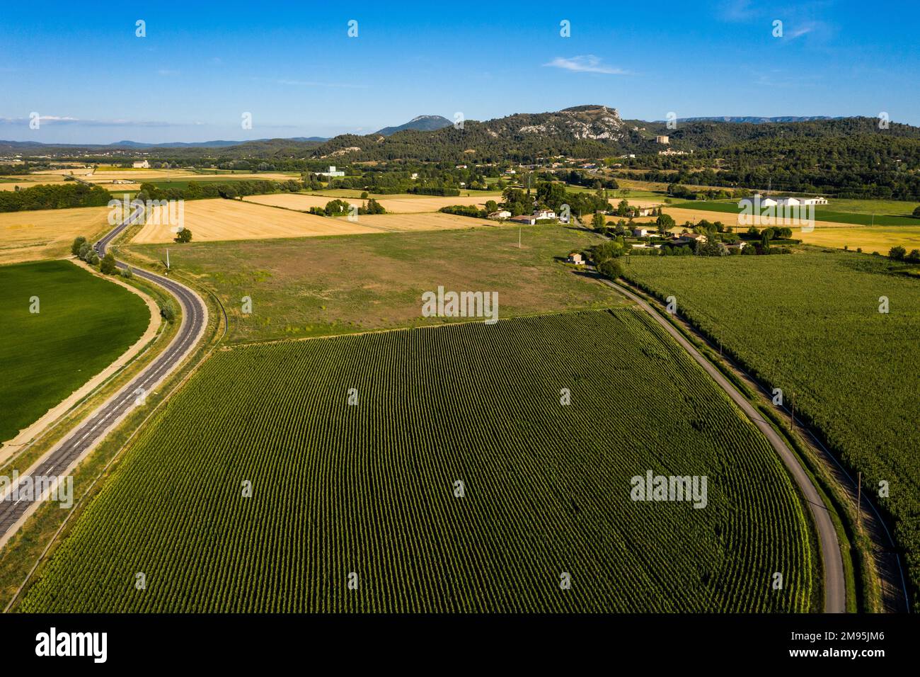 Meyrargues (Francia sud-orientale): Vista aerea dei campi coltivati, paesaggio agricolo. Strada di campagna vicino al villaggio e strada B. Foto Stock