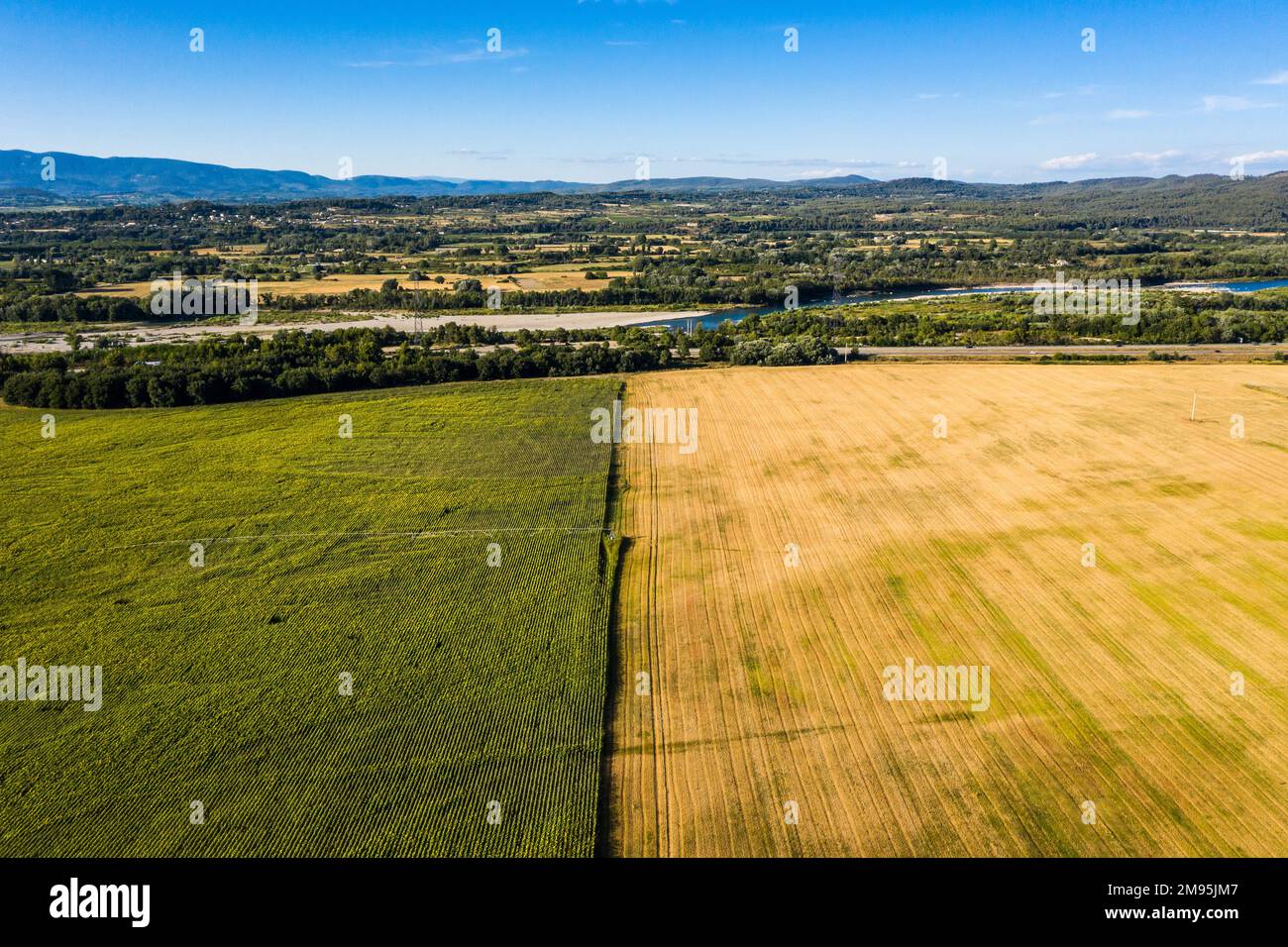 Meyrargues (Francia sud-orientale): Vista aerea dei campi coltivati, paesaggio agricolo. Campi e Canal EDF de la Durance Foto Stock
