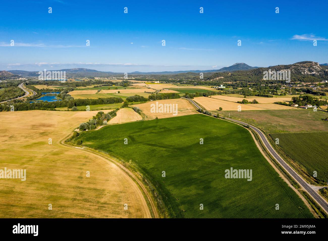 Meyrargues (Francia sud-orientale): Vista aerea dei campi coltivati, paesaggio agricolo con terreni e strade Foto Stock