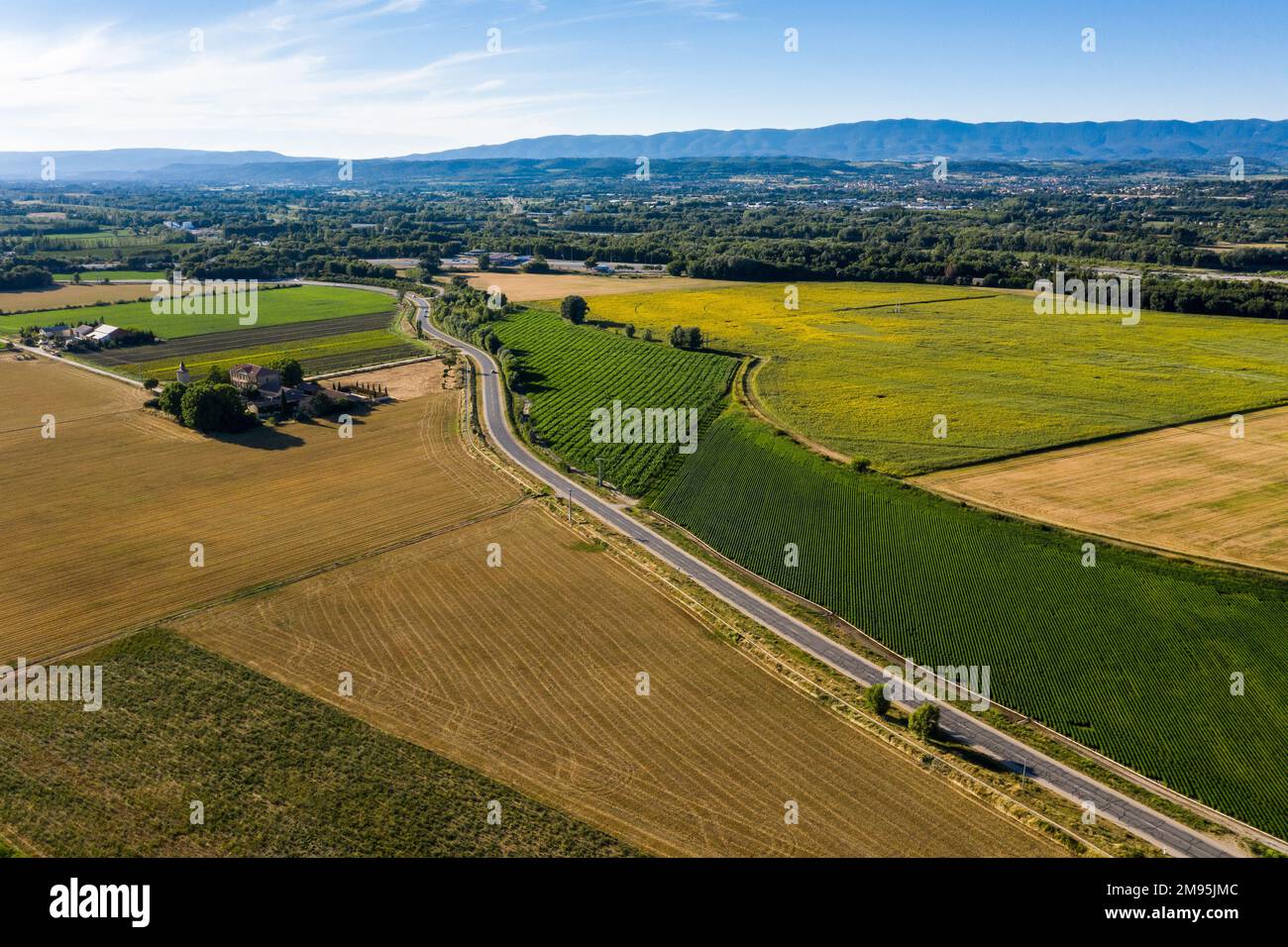 Meyrargues (Francia sud-orientale): Vista aerea dei campi coltivati, del paesaggio agricolo e della strada Foto Stock