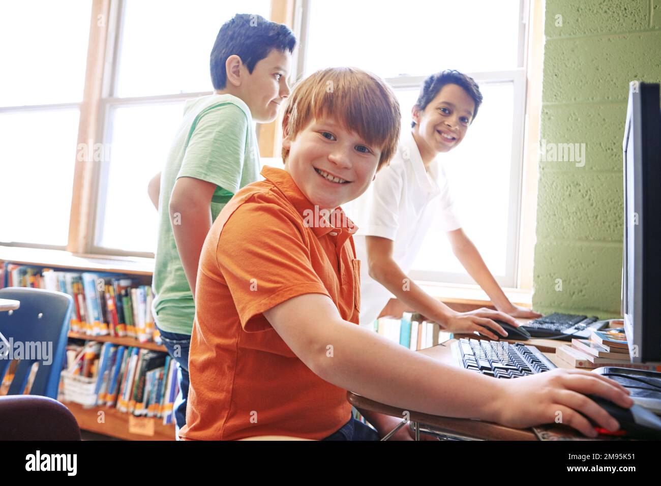 Bambini, educazione o ritratto in classe su computer per l'apprendimento, la ricerca o la ricerca di siti web. Borse di studio, pensiero o studenti felici a scuola Foto Stock