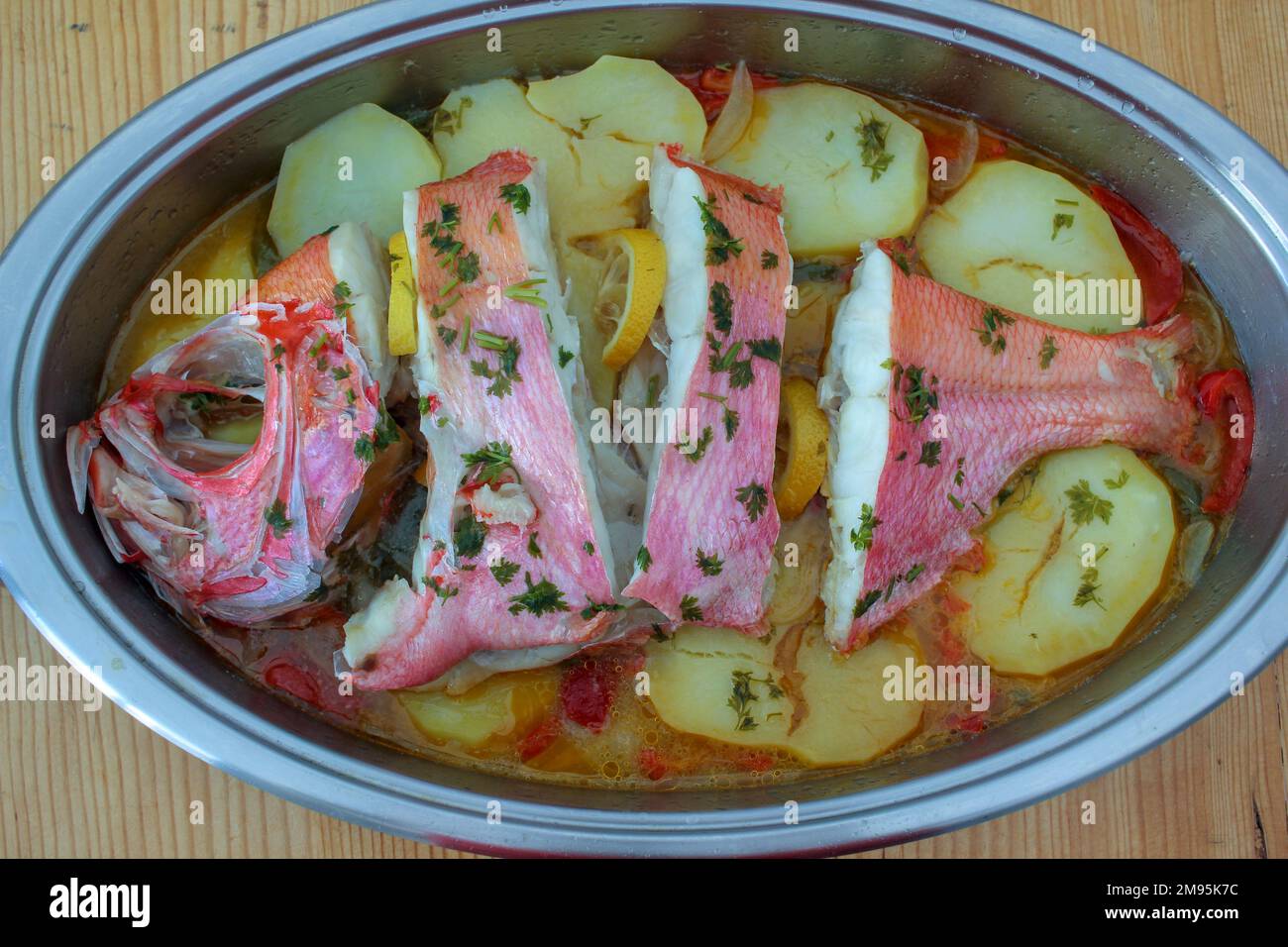 orata rossa con patate e prezzemolo a casa Foto Stock