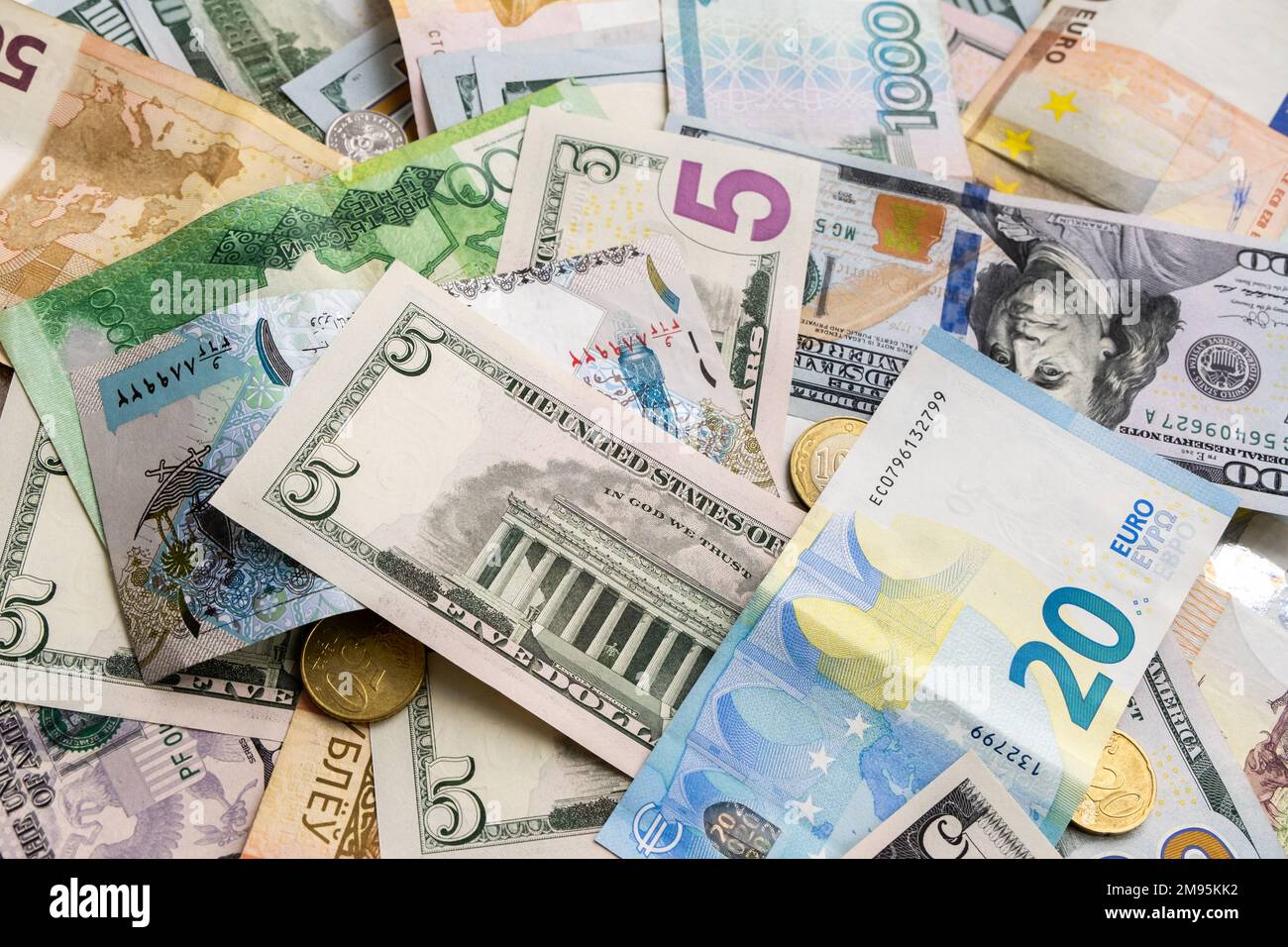 Contesto da diverse banconote di dollari, euro, rubli, rubli bielorussi e altre valute. Foto Stock