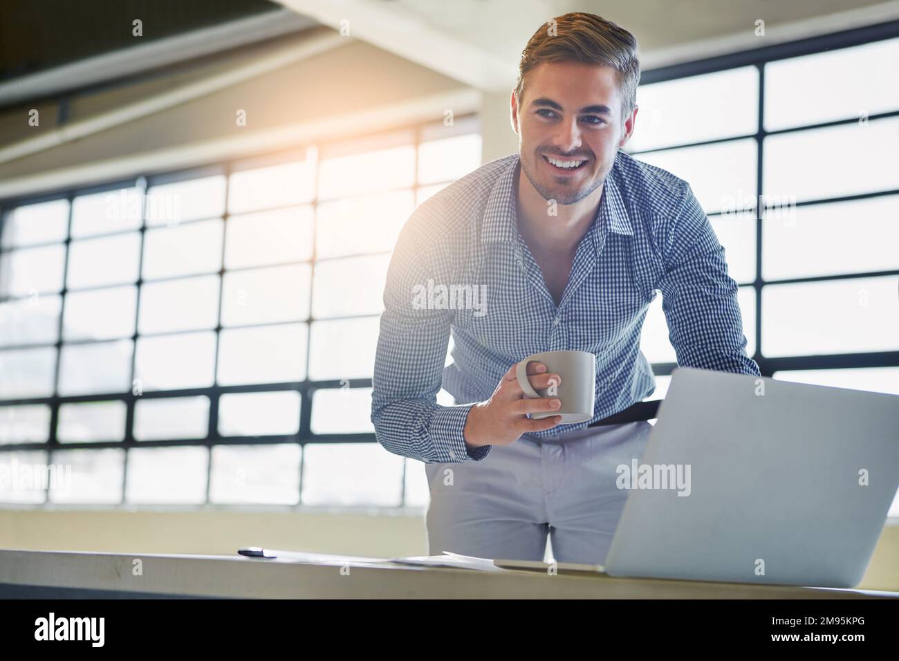 Uomo d'affari, laptop e tecnologia informatica con sviluppo software con caffè e internet. Dipendente IT aziendale, ux con upgrade del sistema Foto Stock