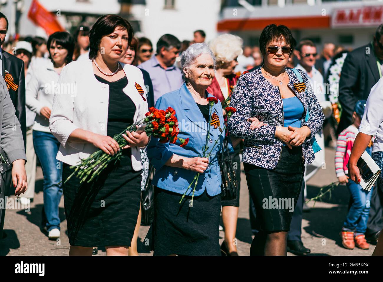 VICHUGA, RUSSIA - 9 MAGGIO 2016: Veterano della seconda guerra mondiale nella parata del giorno della vittoria in Russia. La marcia del reggimento immortale, 9 maggio Foto Stock