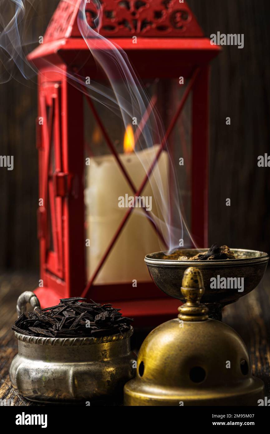 Vintage Vibe: Aggiungi fascino al tuo spazio con Incense Burning Foto Stock