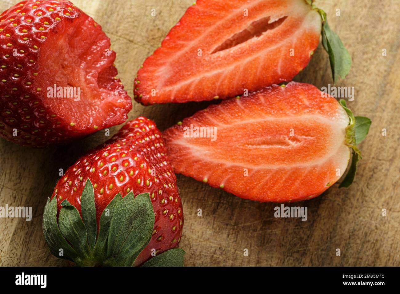 La perfetta frutta estiva: Una bella fragola intera Foto Stock