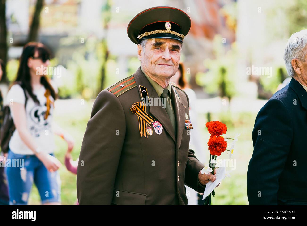 VICHUGA, RUSSIA - 9 MAGGIO 2016: Veterano della seconda guerra mondiale nella parata del giorno della vittoria in Russia. La marcia del reggimento immortale, 9 maggio Foto Stock