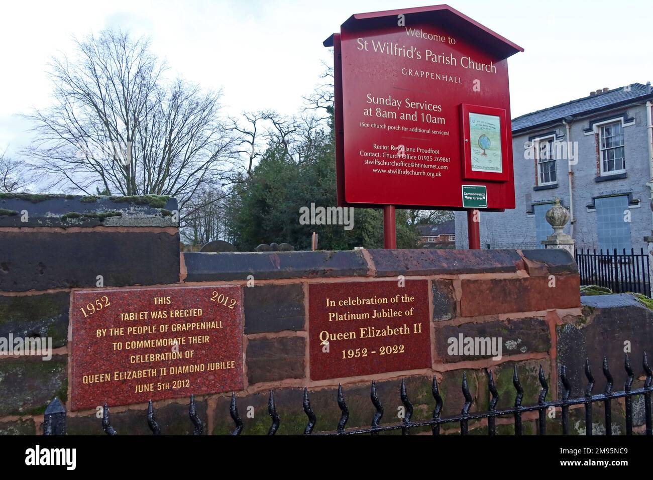Tre placche commemorative giubilari , all'ingresso della chiesa di San Wilfrids, Church Lane, Grappenhall, Warrington, Cheshire, INGHILTERRA, REGNO UNITO, WA4 3EP Foto Stock