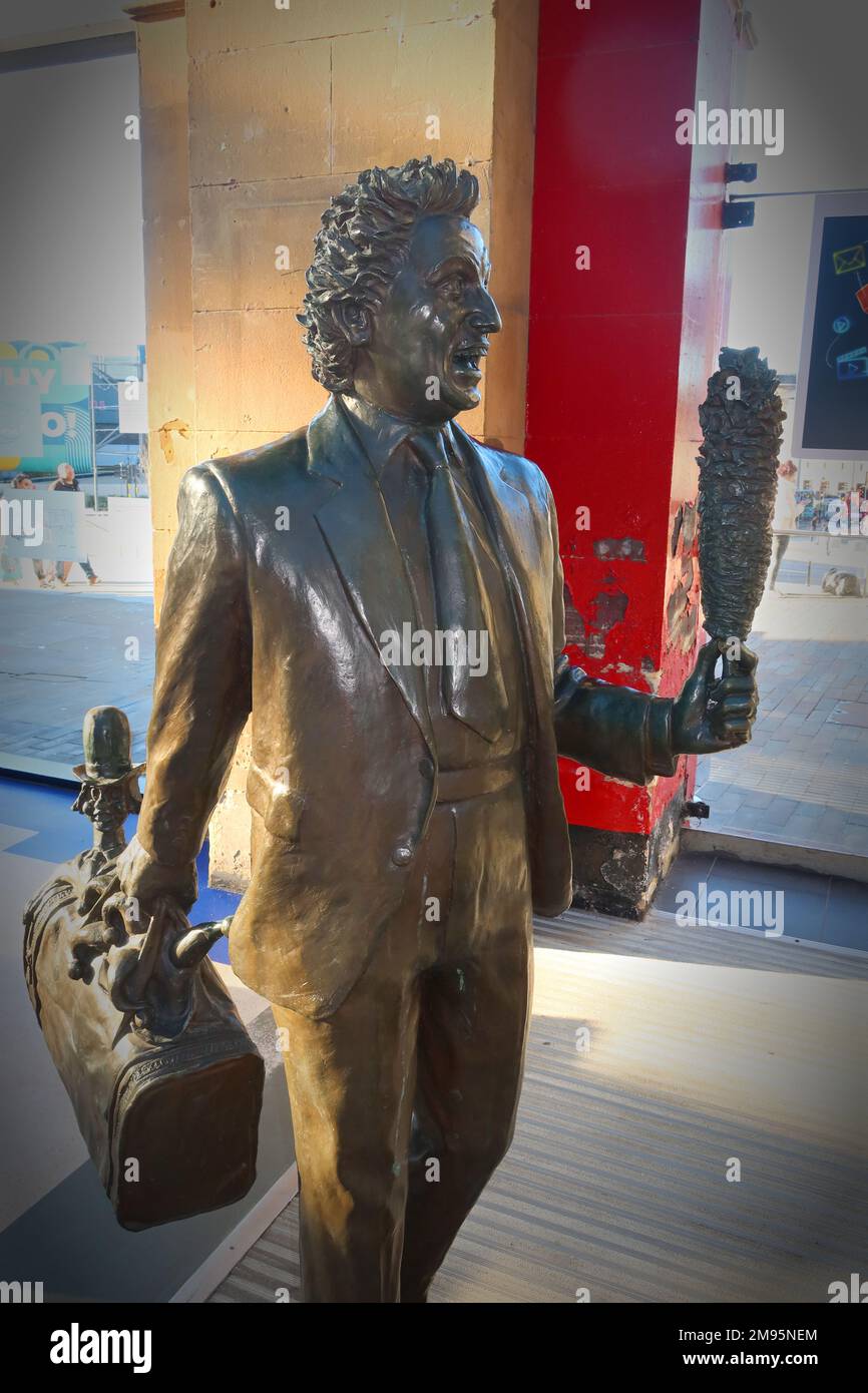 Statua di Ken Dodd di Tom Murphy, con bastone per il solletico alla stazione ferroviaria di Liverpool Lime Street, Merseyside, Inghilterra, Regno Unito, L1 1JD Foto Stock