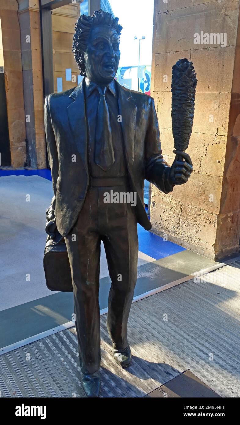 Statua di Ken Dodd di Tom Murphy, con bastone per il solletico alla stazione ferroviaria di Liverpool Lime Street, Merseyside, Inghilterra, Regno Unito, L1 1JD Foto Stock
