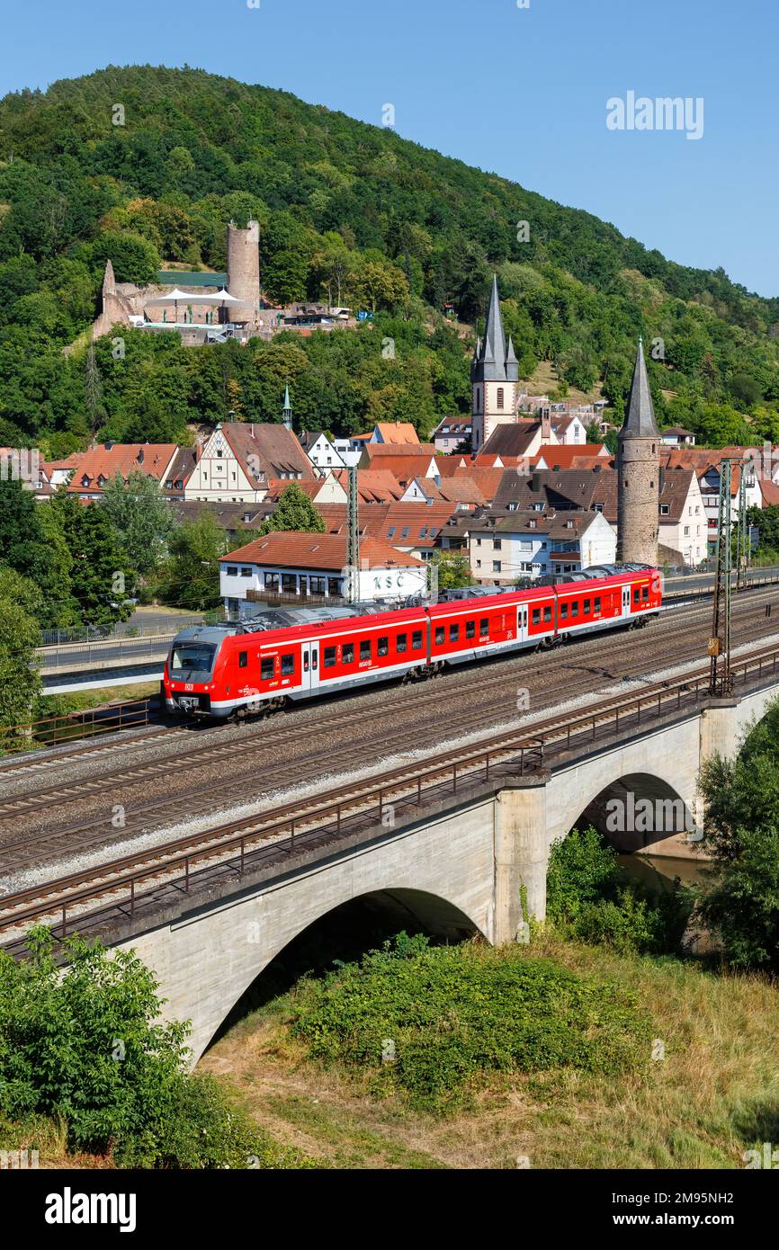 Gemuenden am Main, Germania - 3 agosto 2022: Treno regionale tipo 440 Alstom Coradia Continental della Deutsche Bahn DB Regio formato ritratto in Gemuenden Foto Stock