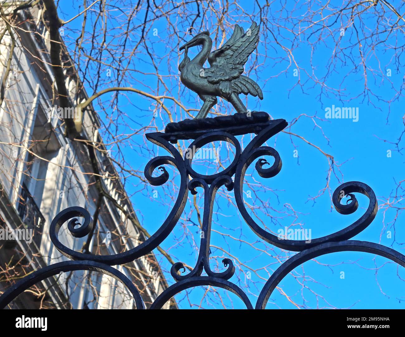 Ferro battuto e Liverbird a Bluecoat Chambers 1716, centro artistico, 8 School Lane, Liverpool, Merseyside, INGHILTERRA, REGNO UNITO, L1 3BX Foto Stock