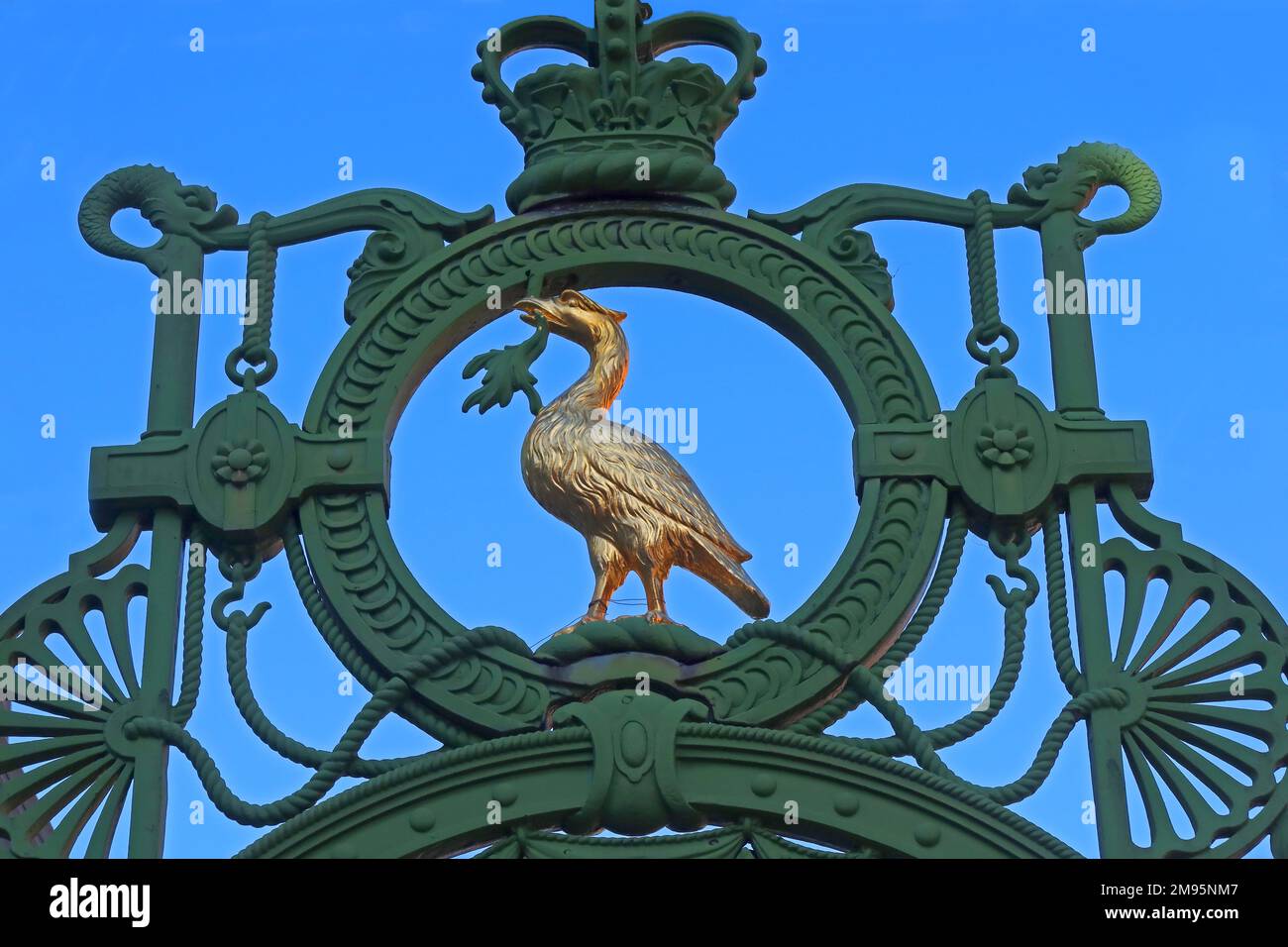 Gold Liverbird in cima alla porta d'ingresso dei velisti di Liverpool, l'area commerciale Liverpool One, Paradise St, Liverpool, Merseyside, Inghilterra, REGNO UNITO, L1 3EB Foto Stock