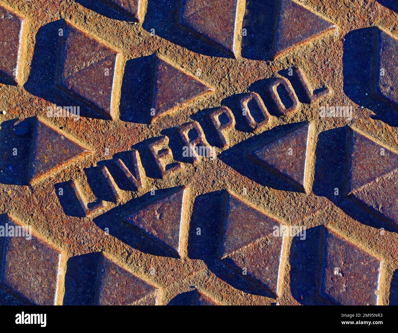 Rusty Liverpool, griglia stradale in ghisa goffrata, Merseyside, Inghilterra, Regno Unito, L1 2SF Foto Stock