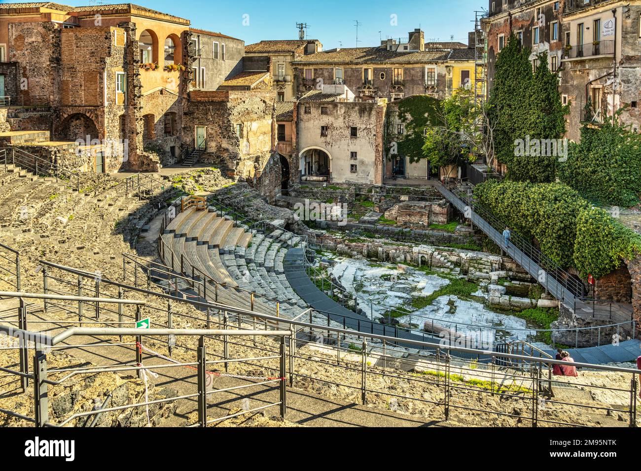 Rovine dell'antico Teatro greco-romano di Catania. I palazzi settecenteschi furono costruiti intorno e sopra il sito archeologico. Catania Foto Stock