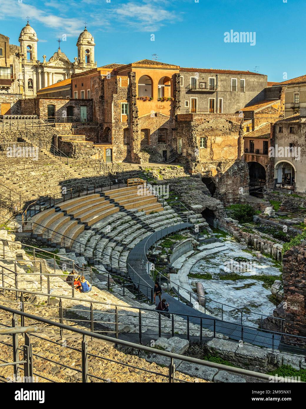 Rovine dell'antico Teatro greco-romano di Catania. I palazzi settecenteschi furono costruiti intorno e sopra il sito archeologico. Catania Foto Stock