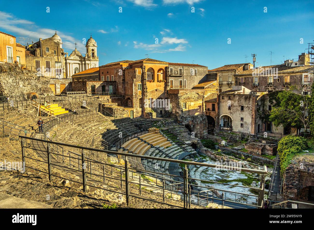 Rovine dell'antico Teatro greco-romano di Catania. I palazzi settecenteschi furono costruiti intorno e sopra il sito archeologico. Catania Foto Stock