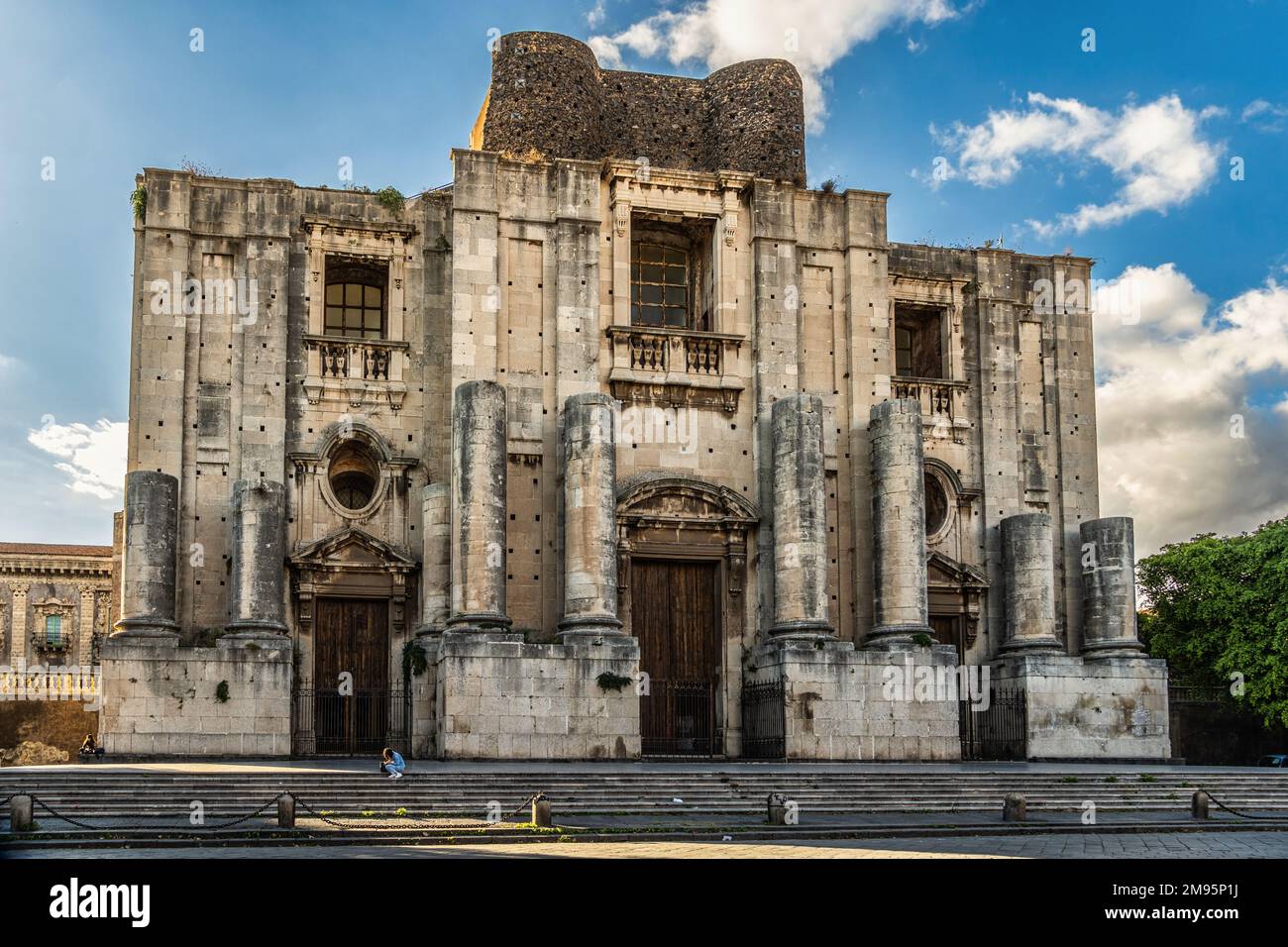 La facciata incompleta della chiesa di San Nicolò l'Arena è il più grande e più alto edificio cattolico della Sicilia. Catania, Sicilia, Italia, Europa Foto Stock