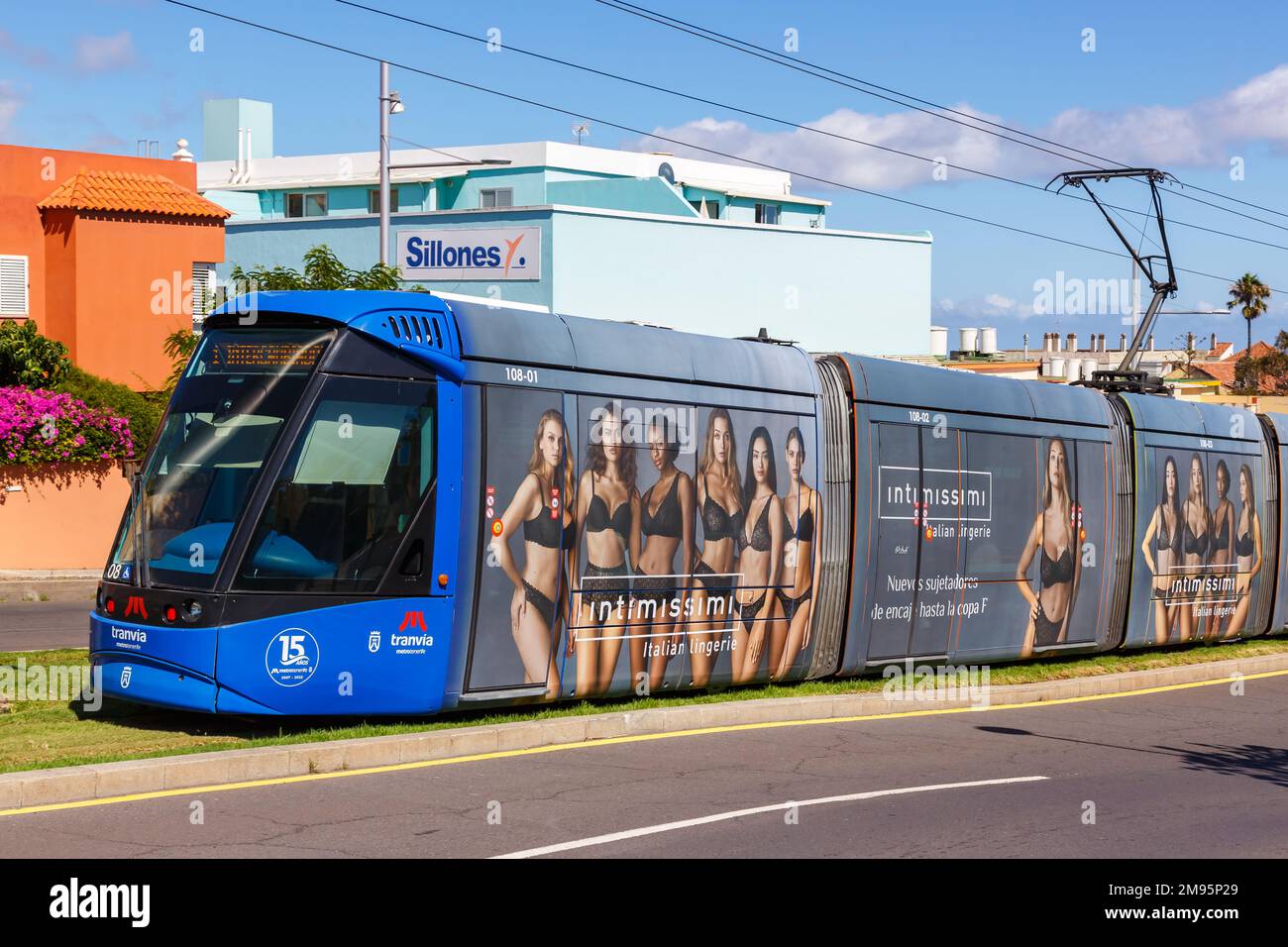 Tenerife, Spagna - 22 settembre 2022: Tram leggero Alstom Citadis 302 sulla linea L1 alla fermata Gracia con i mezzi pubblici Intimissimi ad su Tene Foto Stock