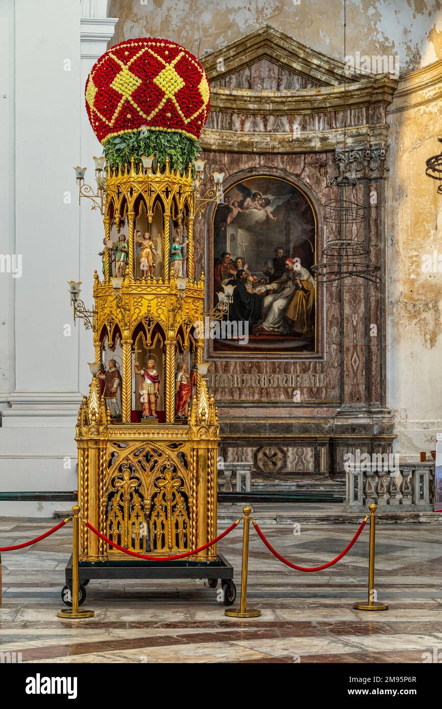 Il candelore, grandi edifici barocchi in legno riccamente scolpiti e dorati sulla superficie. Catania, Sicilia, Italia, Europa Foto Stock