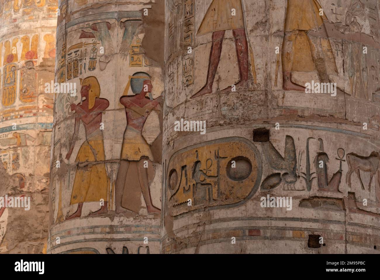 Antico rilievo geroglifico faraonico egiziano dettagli su colonne della Grande Sala di Ipoststyle del Tempio di Karnak, Luxor, Egitto. Foto Stock