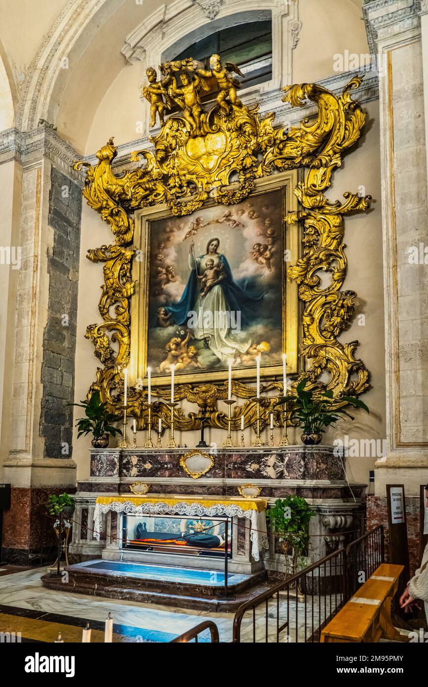 Altare dedicato a Santa Maria, dipinto Maria Coredemptrix di Emanuele di Giovanni.Catania, Sicilia, Italia, Europa Foto Stock