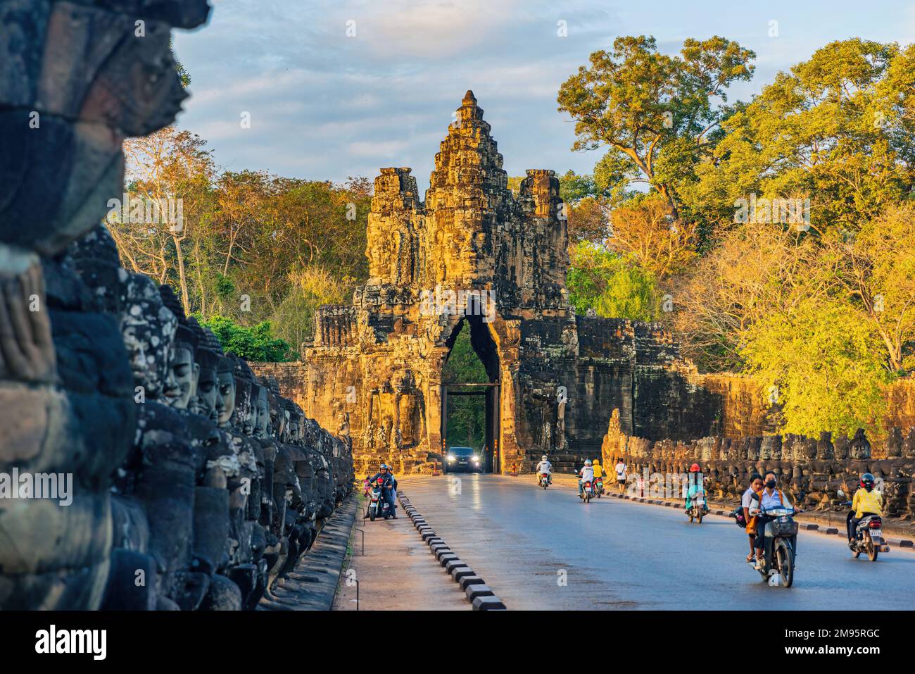 SIEM REAP, 11 GENNAIO 2023: Bella luce al tramonto sulla porta Sud che conduce ad Angkor Thom, Cambogia Foto Stock