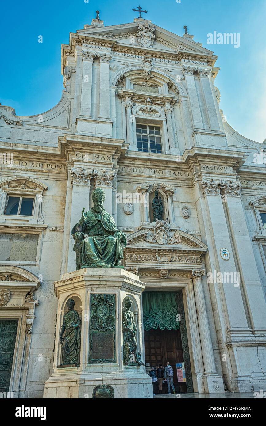 Monumento a Papa Sisto V di fronte alla facciata del Santuario di Santa Casa di Loreto. Loreto, provincia di Ancona, Marche, Italia, Europa Foto Stock