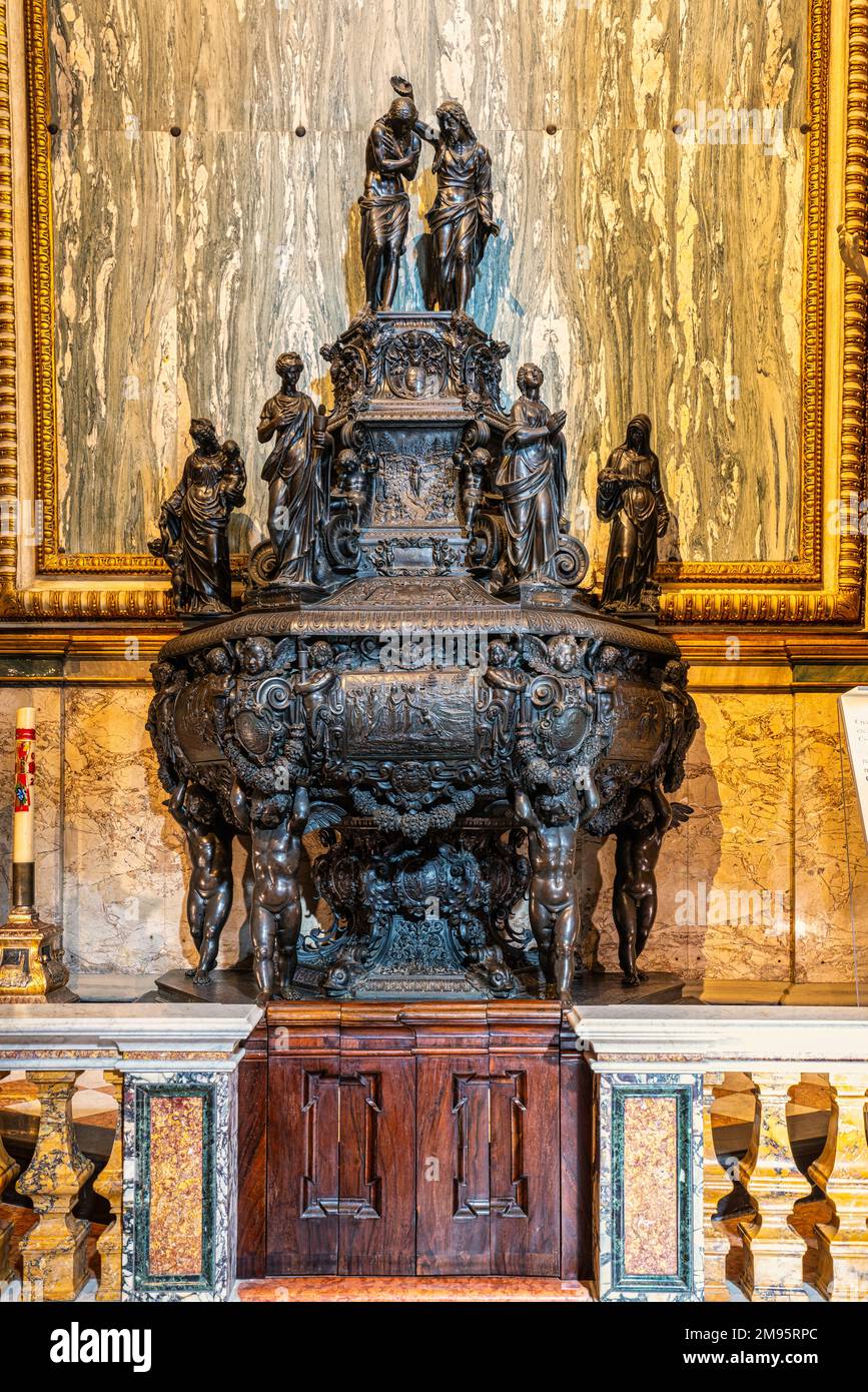 Fonte battesimale in bronzo di Tiburzio Vergelli nella Cappella del Battistero nel Santuario della Santa Casa di Loreto. Loreto, Marche Foto Stock