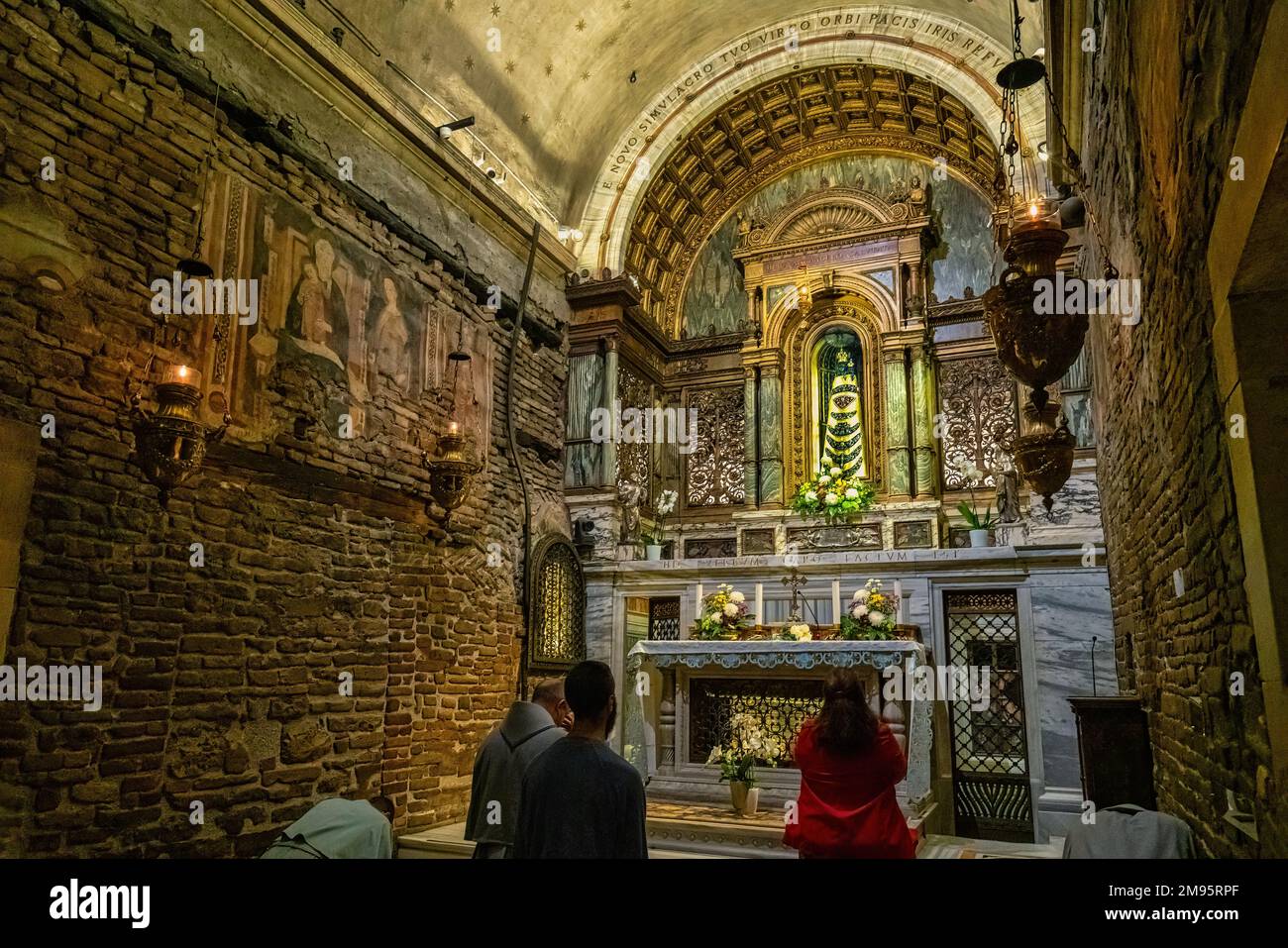 Pellegrini e turisti in visita alla Santa Casa di Loreto. All'interno della Basilica si trova il cuore del Santuario. Loreto, provincia di Ancona, Marche Foto Stock