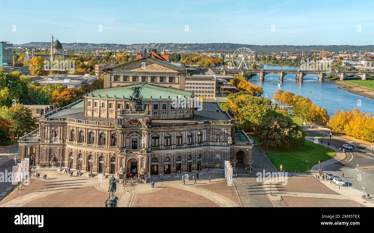 Vista elevata sul Semper Opera e sul fiume Elba nel centro storico di Dresda, Sassonia, Germania Foto Stock