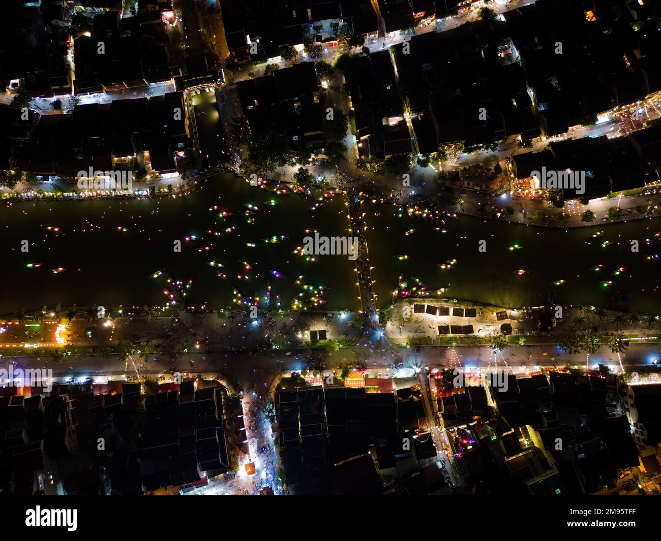 Guardando giù su Hoi una città vecchia in Vietnam di notte Foto Stock