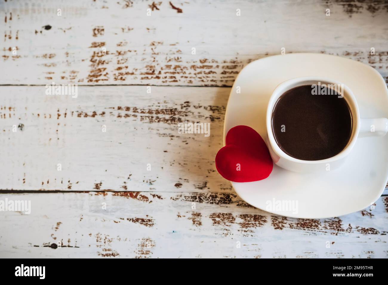 Cuori rossi e tazza di caffè. Il concetto di San Valentino della donna. Posizionare per il testo, per la copia. Foto Stock