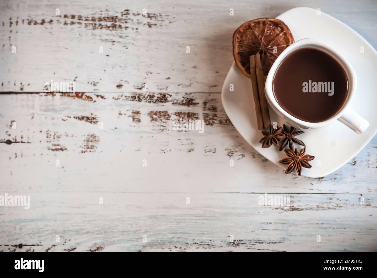 Tazza da caffè con spezie in legno texture tavolo Foto Stock