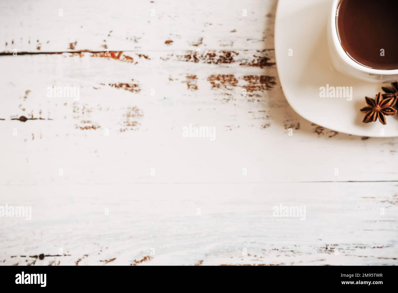 Tazza di caffè con bastoncini di cannella sfondo di legno chiaro. spazio per il testo Foto Stock