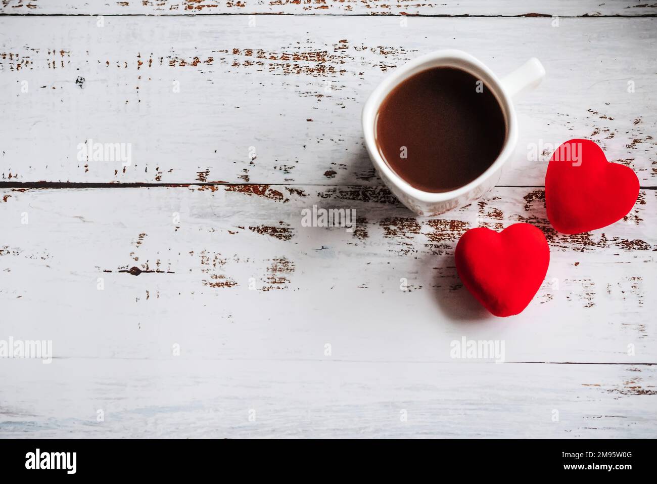 Tazza di caffè e cuori rossi sfondo di legno bianco. San Valentino.  Posizionare per il testo, copiare Foto stock - Alamy