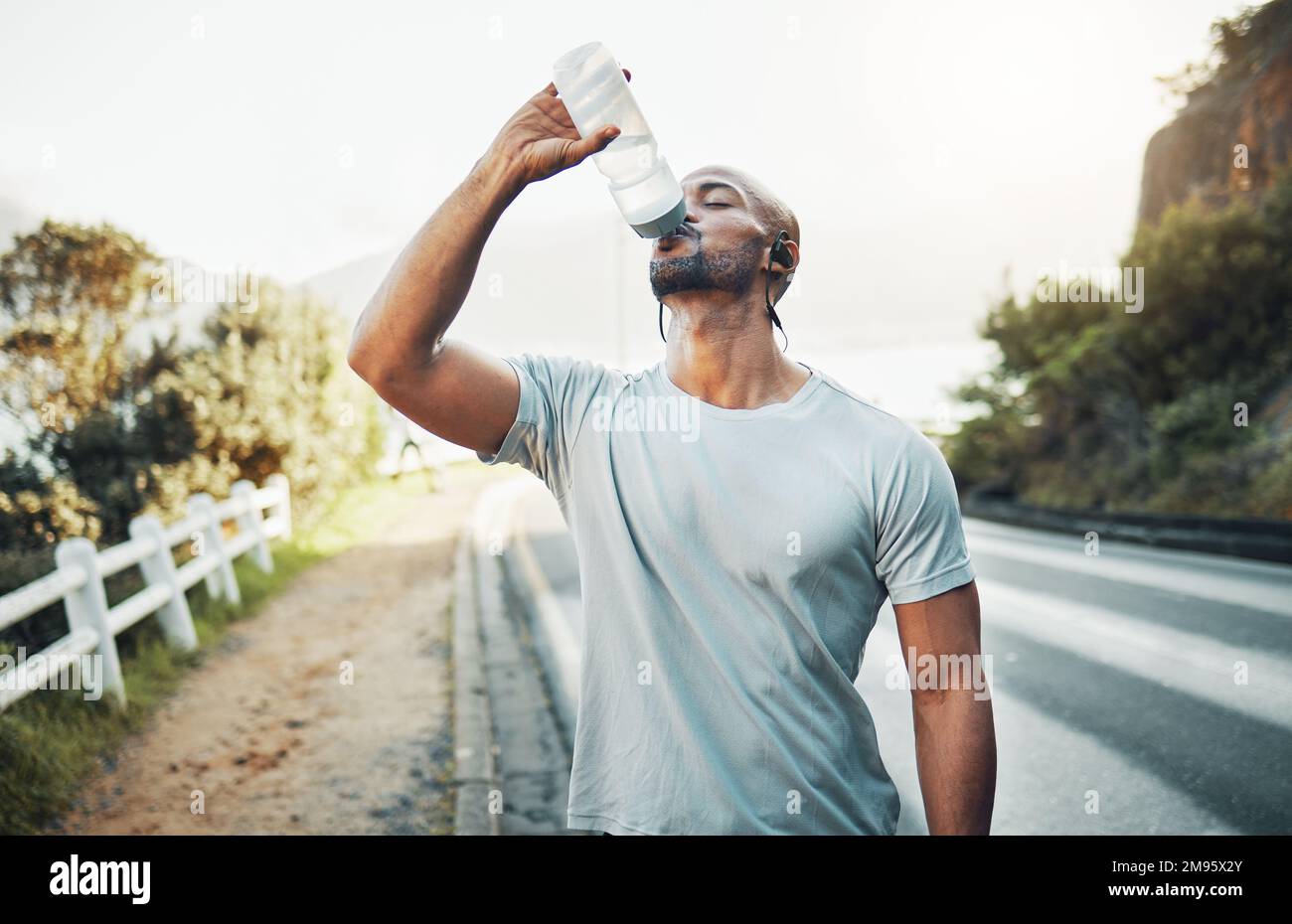 Guardare nello specchio. Thats la vostra concorrenza. un giovane uomo sportivo che beve acqua mentre si esercita all'aperto. Foto Stock