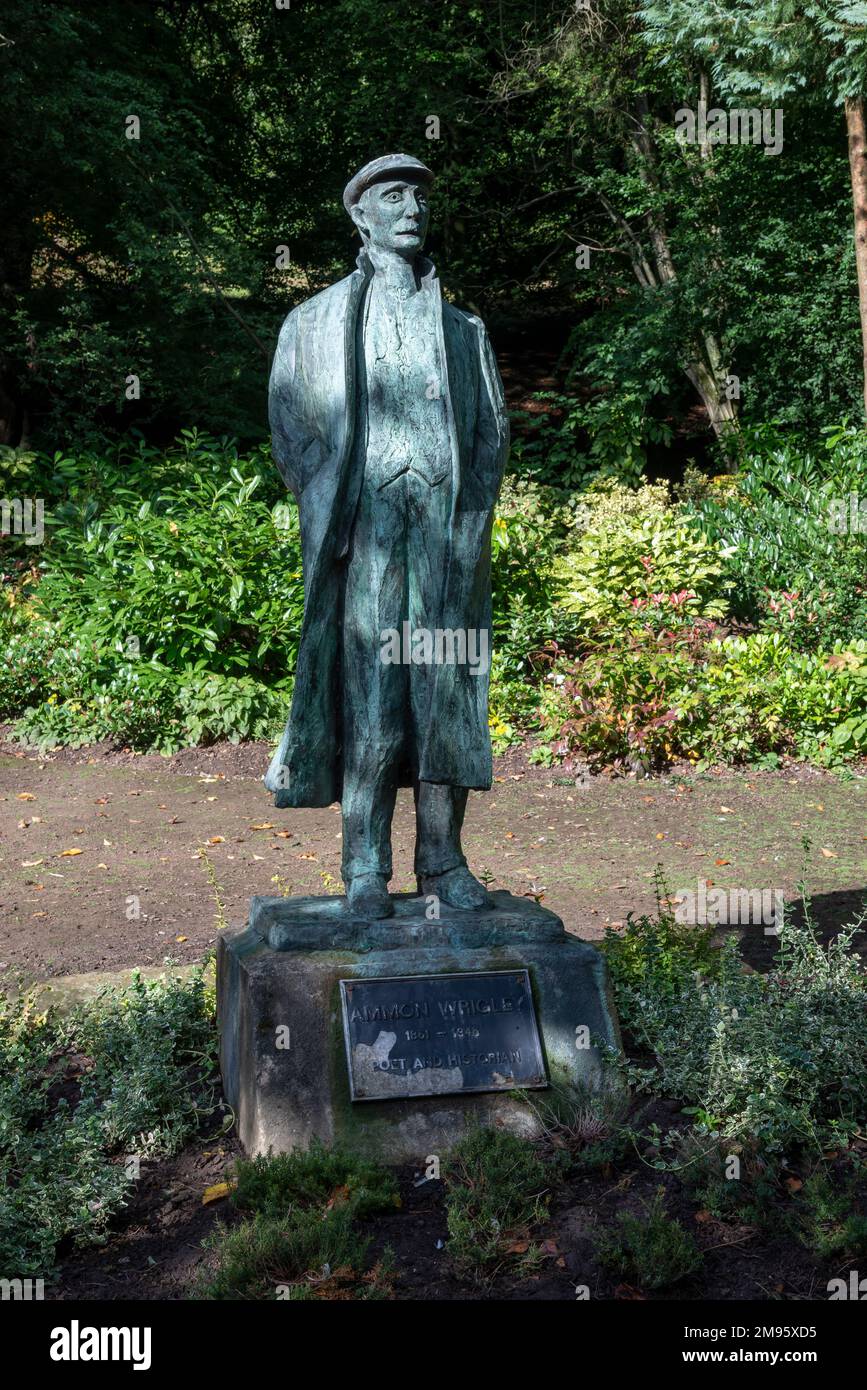 Statua a Uppermill, Greater Manchester, del poeta e storico Ammon Wrigley. Foto Stock