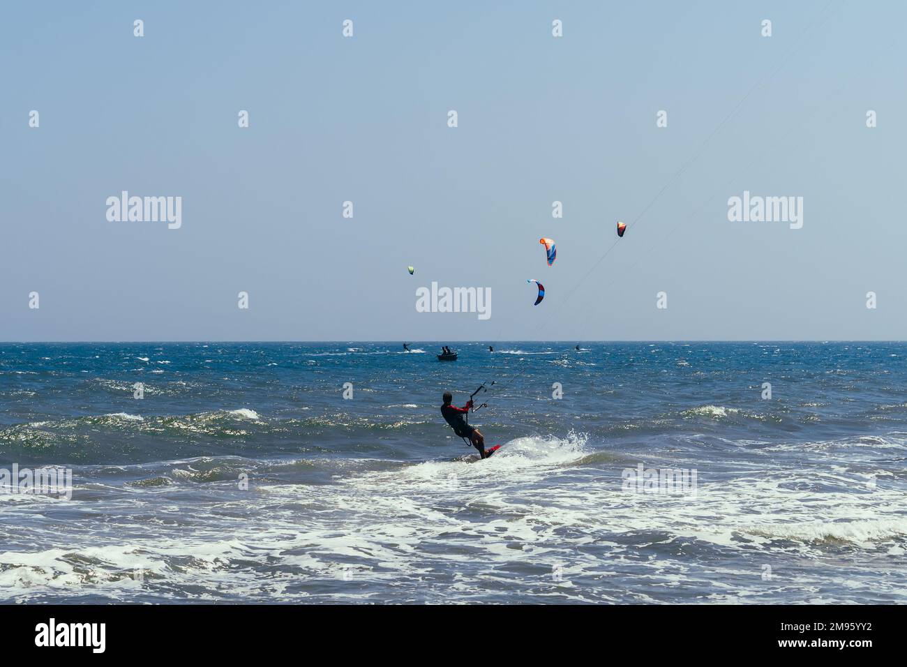 MUI NE, VIETNAM - 4 MARZO 2017: Il kitesurfer maschile si muove sul bordo sulle onde del mare Foto Stock