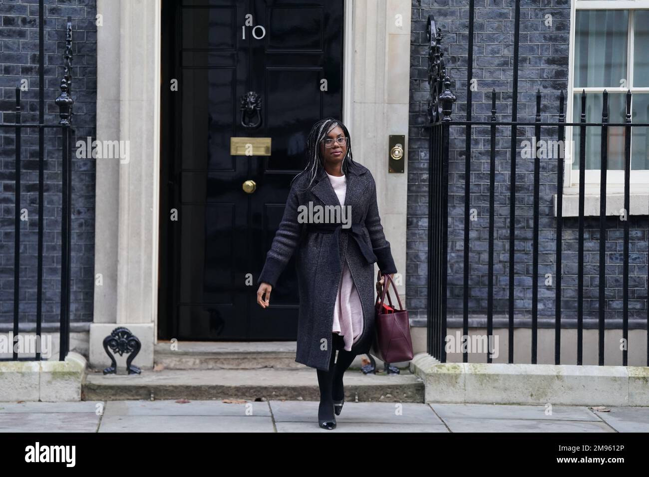 Il Segretario del Commercio Internazionale Kemi Badenoch lascia Downing Street, Londra, dopo una riunione del Gabinetto. Data immagine: Martedì 17 gennaio 2023. Foto Stock