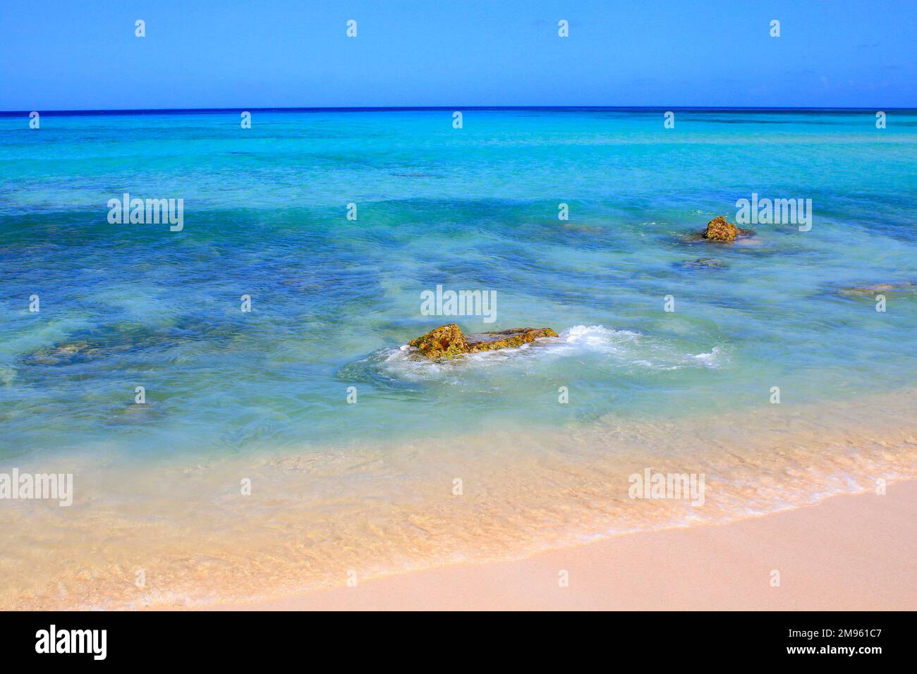 Spiaggia appartata turchese ad Aruba, Mar Blu dei Caraibi, Duth Antille Foto Stock