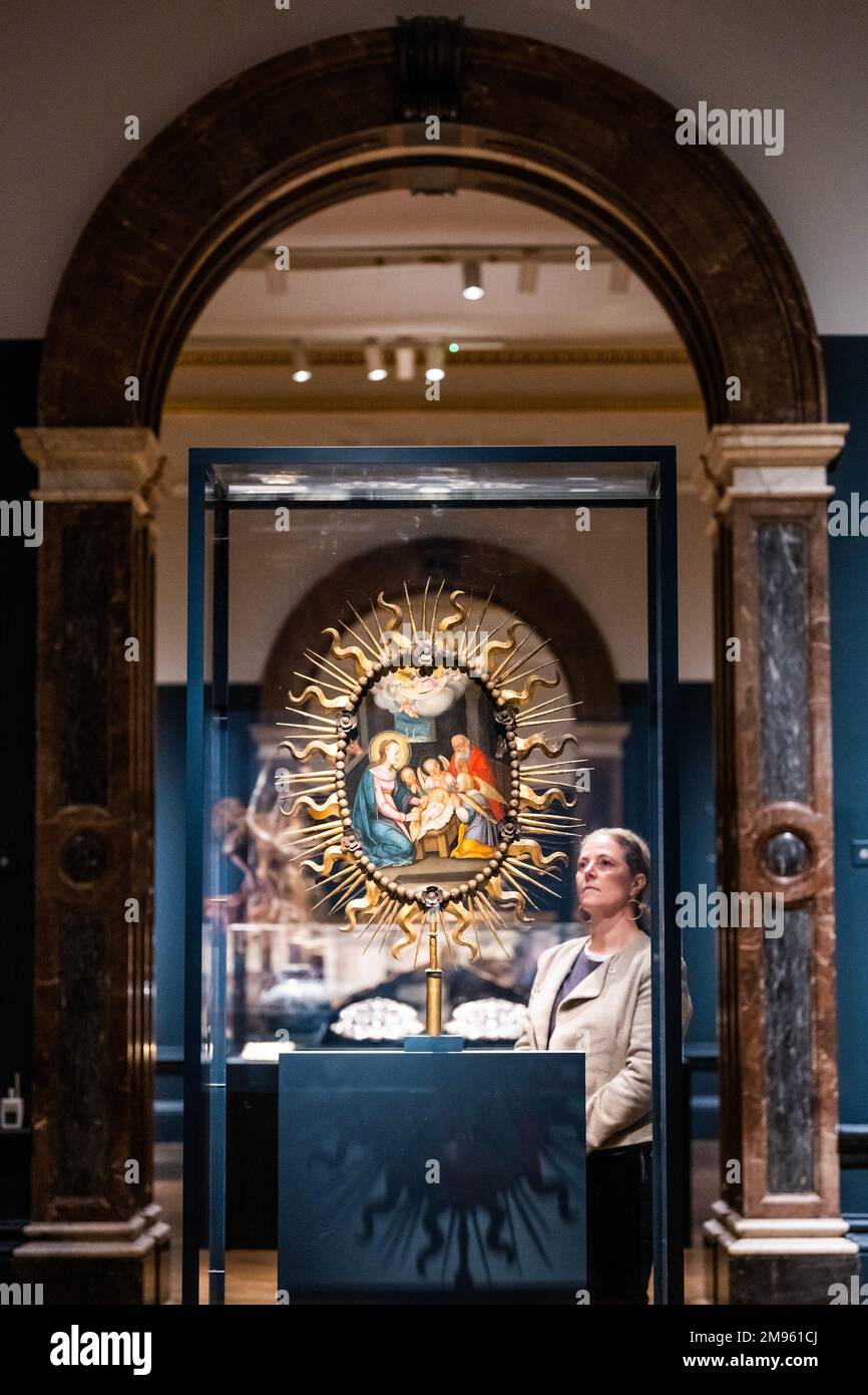 Londra, Regno Unito. 17 gennaio 2023. Processionale Painting, C1620 di un artista sconosciuto - Spagna e il mondo ispanico: Treasures from the Hispanic Society Museum & Library è una nuova mostra che presenta una narrazione visiva della storia della cultura spagnola, che riunisce opere provenienti dalla Spagna e dall'America Latina coloniale, dall'antichità fino agli inizi del 20th° secolo. La mostra riflette la grande diversità delle influenze culturali e religiose, da quelle celtiche, islamiche, cristiane ed ebraiche a quelle americane, africane e asiatiche, che hanno plasmato e arricchito la cultura spagnola in quattro millenni. Presentato cronologico Foto Stock