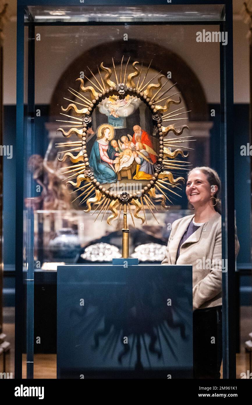 Londra, Regno Unito. 17 gennaio 2023. Processionale Painting, C1620 di un artista sconosciuto - Spagna e il mondo ispanico: Treasures from the Hispanic Society Museum & Library è una nuova mostra che presenta una narrazione visiva della storia della cultura spagnola, che riunisce opere provenienti dalla Spagna e dall'America Latina coloniale, dall'antichità fino agli inizi del 20th° secolo. La mostra riflette la grande diversità delle influenze culturali e religiose, da quelle celtiche, islamiche, cristiane ed ebraiche a quelle americane, africane e asiatiche, che hanno plasmato e arricchito la cultura spagnola in quattro millenni. Presentato cronologico Foto Stock