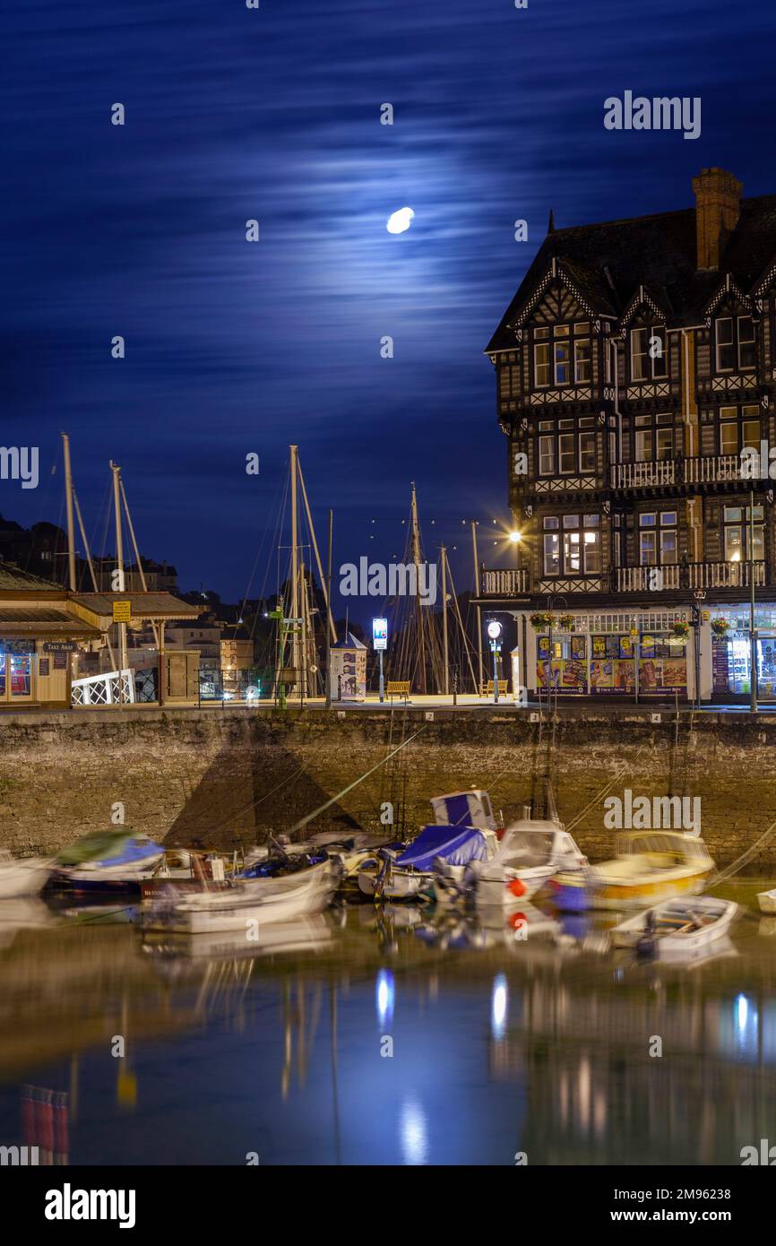 Regno Unito, Inghilterra, Devon, Dartmouth, la barca galleggiava a mezzanotte con barche ormeggiate Foto Stock