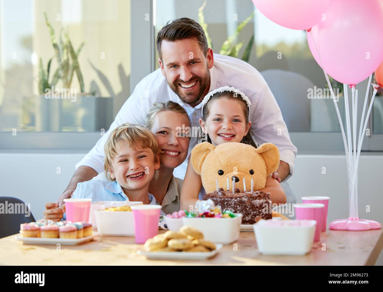 La famiglia è il regalo più speciale di tutti. una bambina che festeggia il suo compleanno a casa. Foto Stock