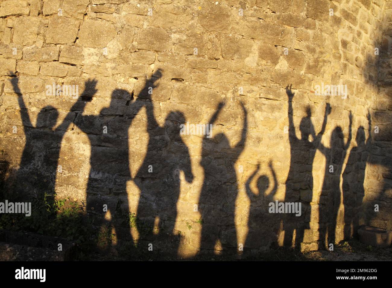 Ombre di una famiglia sulle mura di un castello. Lons-le-Saunier. Giura. Franca Contea. Francia. Europa. Foto Stock